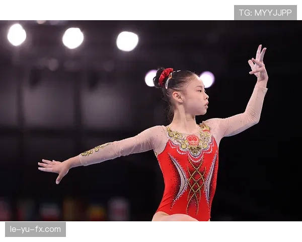 刚刷到李小鹏穿拖鞋逛早点铺的图，那种体操场铁汉脸跟掏钱包时的样子也太违和了