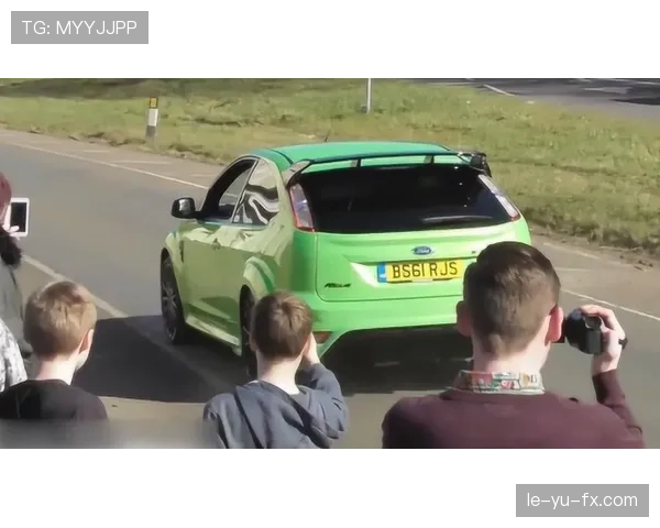 林书豪豪车停门口，拎菜篮走进老社区，隔壁阿姨的反应太喜感